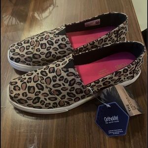 New with Tags Leopard Toms